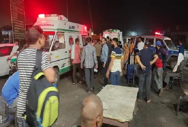 Cg Accident खड़ी ट्रक से टकराई यात्री बस 22 यात्री घायल 4 की हालत गंभीर 4991