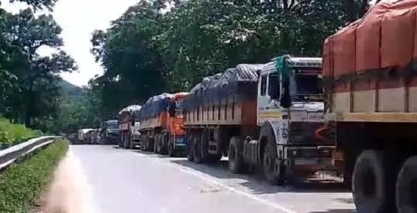 Trailer overturned out of control in Chilfi valley, driver and helper injured, 7 km long jam on the road