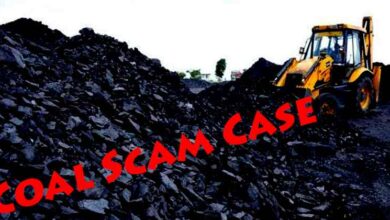 CG Coal Scam Case : EOW ने 5 आरोपियों को किया गिरफ्तार, स्पेशल कोर्ट ने 22 जून तक भेजा रिमांड पर रायपुर। छत्तीसगढ़ कोल घोटाला मामले में EOW ने एक बार फिर बड़ी कार्रवाई की है। EOW ने प्रदेश के अलग अलग जिलों में कोल लेवी वसूली करने वाले 5 आरोपियों को गिरफ्तार किया है। ये सभी लोग रायपुर, कोरबा, सूरजपुर और रायपुर में रहकर गैंग के लिए काम करते थे। EOW ने सभी को रायपुर की स्पेशल कोर्ट में पेश किया है, जहां से सभी को 5 दिन यानी 22 जून तक पुलिस रिमांड पर भेज दिया है। मिली जानकारी के अनुसार EOW ने जिन आरोपियों को गिरफ्तार किया है। उनमें मोइनुद्दीन कुरैशी, रोशन कुमार सिंह, पारेख कुमार कुर्रे, राहुल कुमार सिंह और मोंटू उर्फ वीरेंद्र कुमार जायसवाल शामिल हैं। आरोप है कि पांचों रायपुर, कोरबा, सूरजपुर में रहकर गैंग के लिए कोल लेवी का काम करते थे। वहीं दूसरी ओर कारोबारी सूर्यकांत तिवारी, निलंबित IAS समीर विश्नोई, रानू साहू और सौम्या चौरसिया को भी कोर्ट में पेश किया गया। इन सभी की न्यायिक रिमांड आज खत्म हो गई थी। दोनों पक्षों को सुनने के बाद कोर्ट ने फिर 1 जुलाई तक सभी को जेल भेज दिया है। छत्तीसगढ़ में कोयला घोटाला केस में ईओडब्ल्यू ने मंगलवार को पांच आरोपियों को गिरफ्तार किया है। मिली जानकारी के अनुसार पकड़े गए पांचों आरोपी जेल में बंद कारोबारी सूर्यकांत तिवारी के साथ काम करते थे। गिरफ्तार किए गए पांचों आरोपी से कारोबारी के करीबी बताए जा रहे हैं। ईओडब्ल्यू ने जिन आरोपियों को गिरफ्तार किया है, उनमें मोइनुद्दीन कुरैशी, रोशन कुमार सिंह, पारेख कुमार कुर्रे, राहुल कुमार सिंह और मोंटू उर्फ वीरेंद्र कुमार जायसवाल शामिल हैं। आरोप है कि पांचों आरेापी रायपुर, कोरबा, सूरजपुर में रहकर गैंग के लिए कोल लेवी का काम करते थे। ईओडब्ल्यू ने 14 दिन की रिमांड मांगी है।